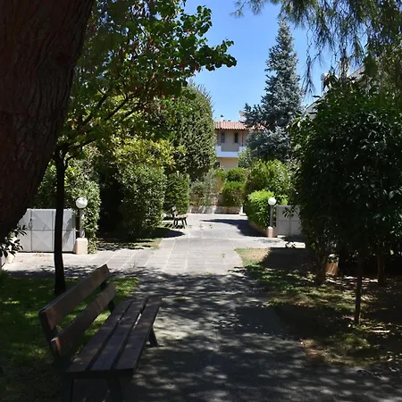 Willa Marousi Escape - 5 Mins Walking Away From Train - Metro *