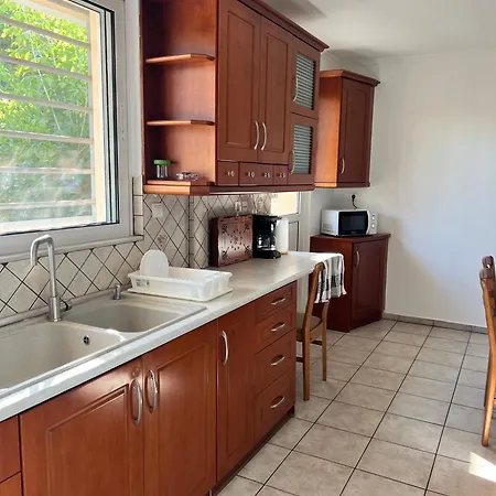 Marousi Escape - 5 Mins Walking Away From Train - Metro Vila
