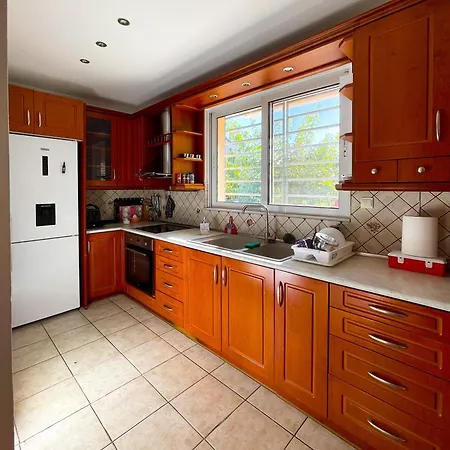 Marousi Escape - 5 Mins Walking Away From Train - Metro Vila *